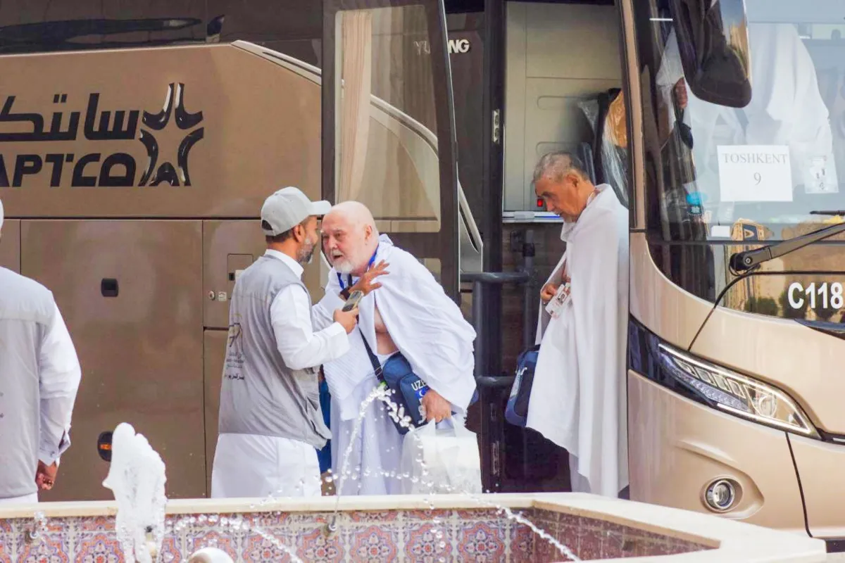 1000 وردة طائفية في استقبال طلائع حجاج أوزبكستان