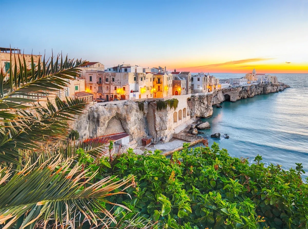بلدة Vieste على أحد شواطئ Puglia الصخرية في إيطاليا