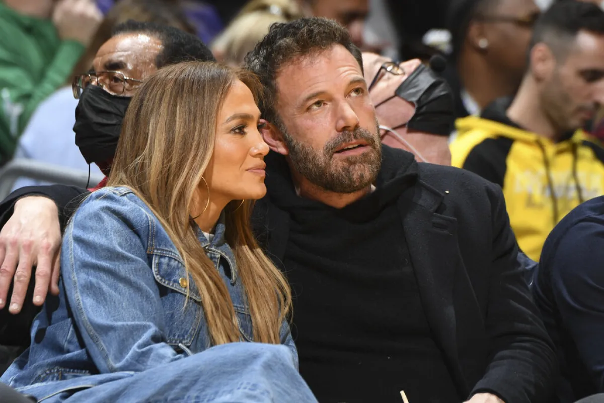 بن أفليك وجينيفر لوبيز Jennifer Lopez and Ben Affleck في مباراة لكرة السلة عام 2021 (مصدر الصورة: ANDREW D. BERNSTEIN / NBAE / Getty Images / Getty Images via AFP)