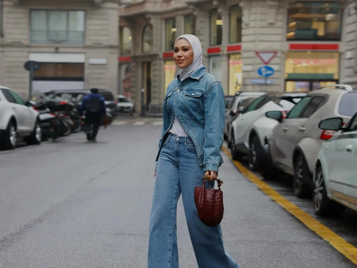 منة نبيل بإطلالة عصرية بالجينز- الصورة من حسابها الرسمي على إنستغرام