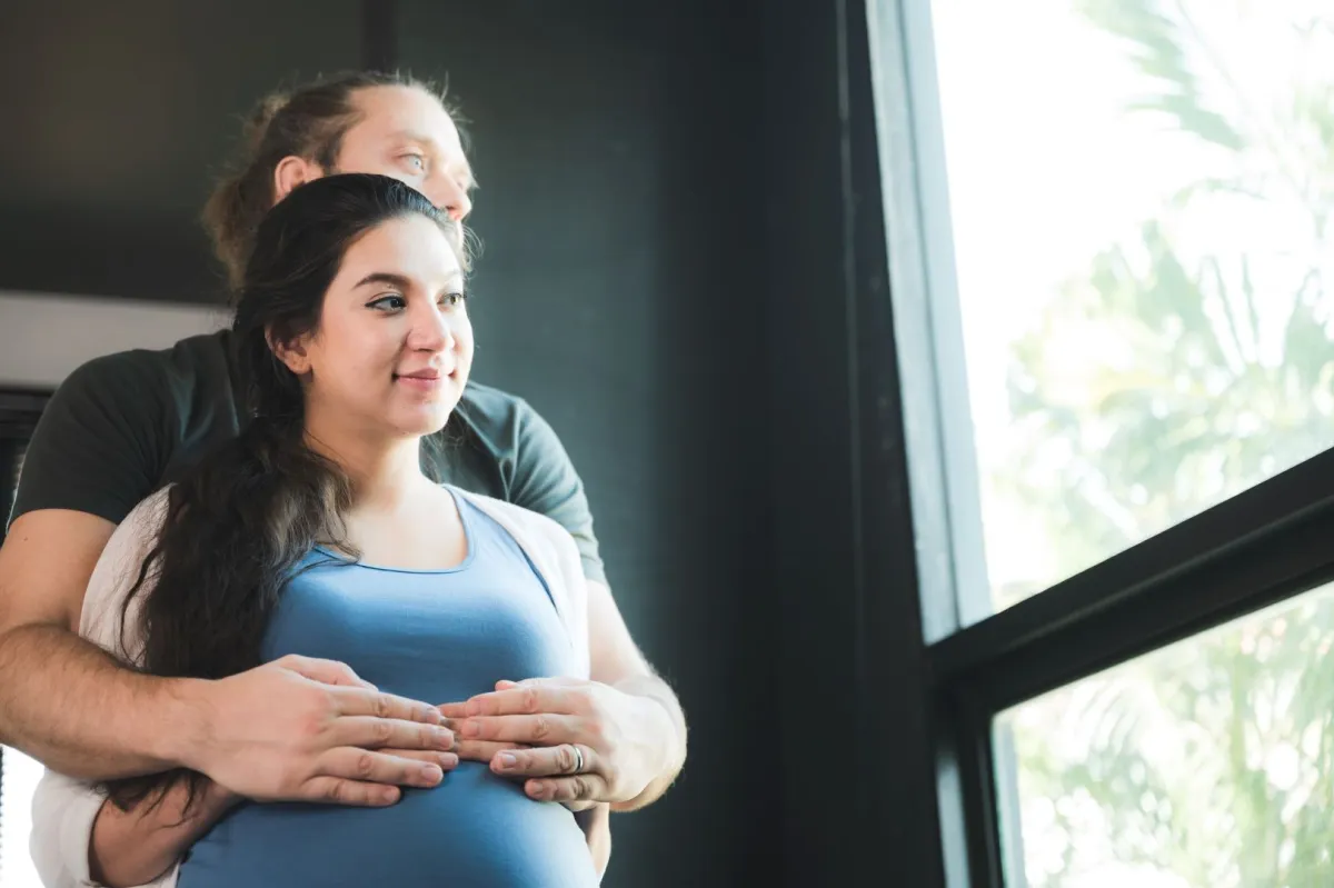 صورة حامل وزوجها