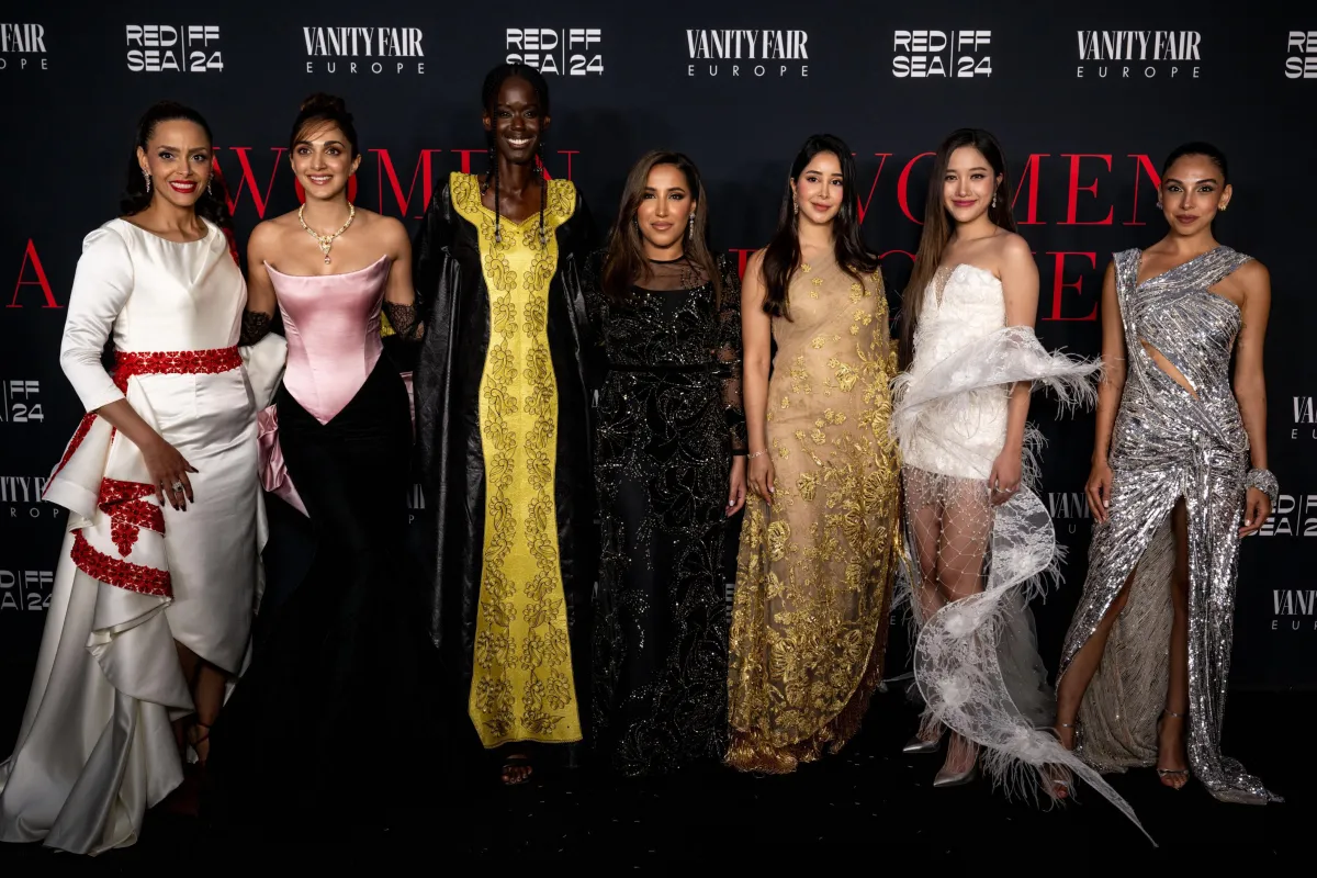 الأستاذة جمانا الراشد مع المكرمات أسيل عمران، وأضوى فهد، وسلمى أبو ضيف، كيارا أدفاني، وفرين ساروتشا، وراماتا تولاي الصورة من المكتب الصحفي لمؤسسة مهرجان البحر الأحمر السينمائي