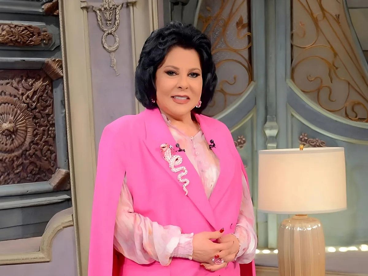 إسعاد يونس ببروش ألماسي فاخر- الصورة من حسابها الرسمي على إنستغرام