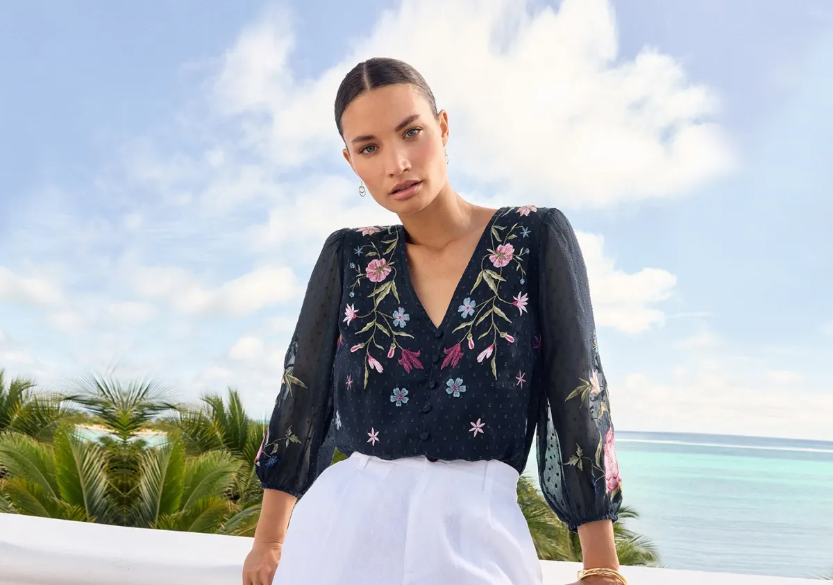 بلوزة بأكمام البالون من ليبسيLipsy -الصورة من المكتب الإعلامي للدار