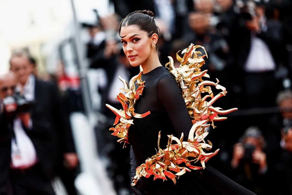العارضة Iris Mittenaere في مهرجان كان السينمائي 2024 (مصدر الصورة: Sameer Al-Doumy / AFP)