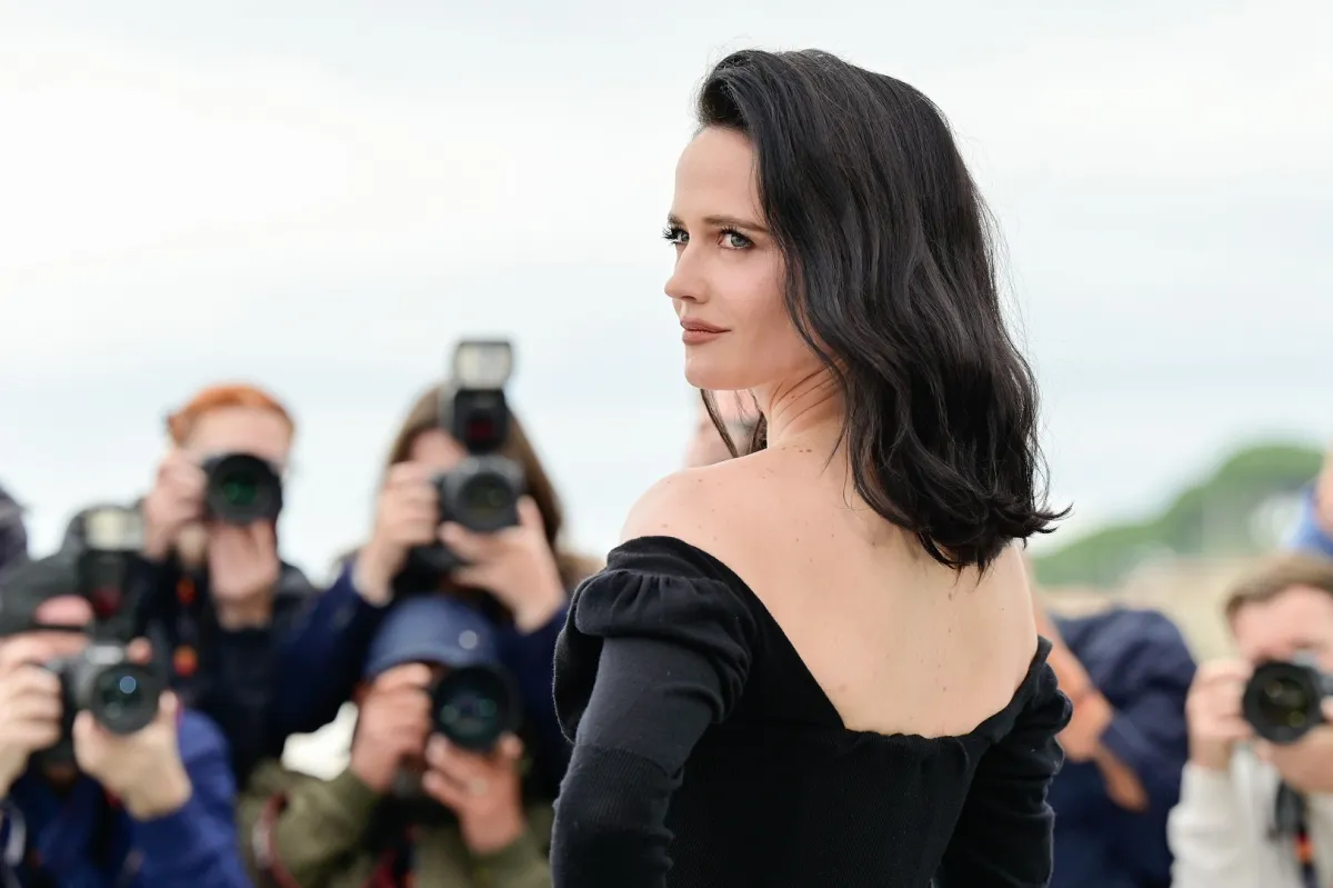 النجمة إيفا غرين Eva Green تصل الى فندق مارتينيز في مدينة كان (مصدر الصورة: Stephane Cardinale - Corbis/Corbis via Getty Images)