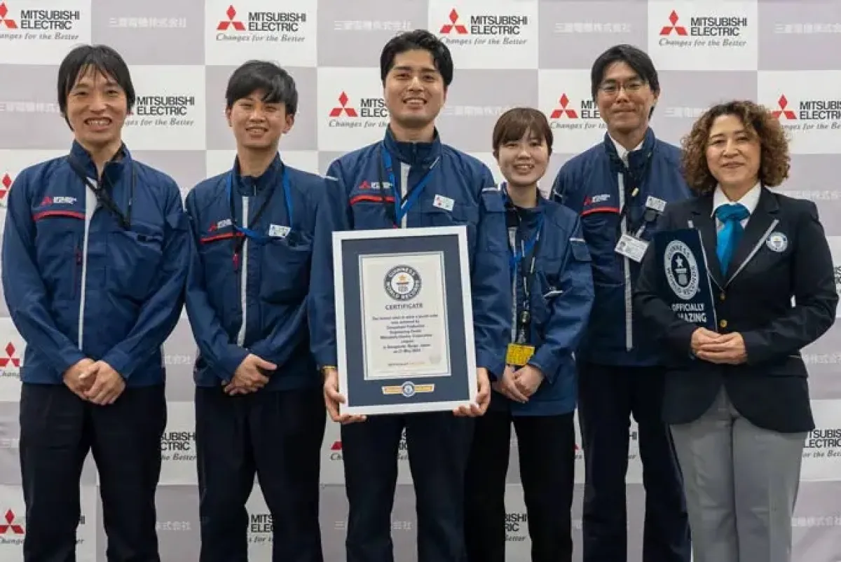 روبوت يحل لغز مكعب الروبيك في 0.305 ثانية - الصورة من موسوعة غينيس