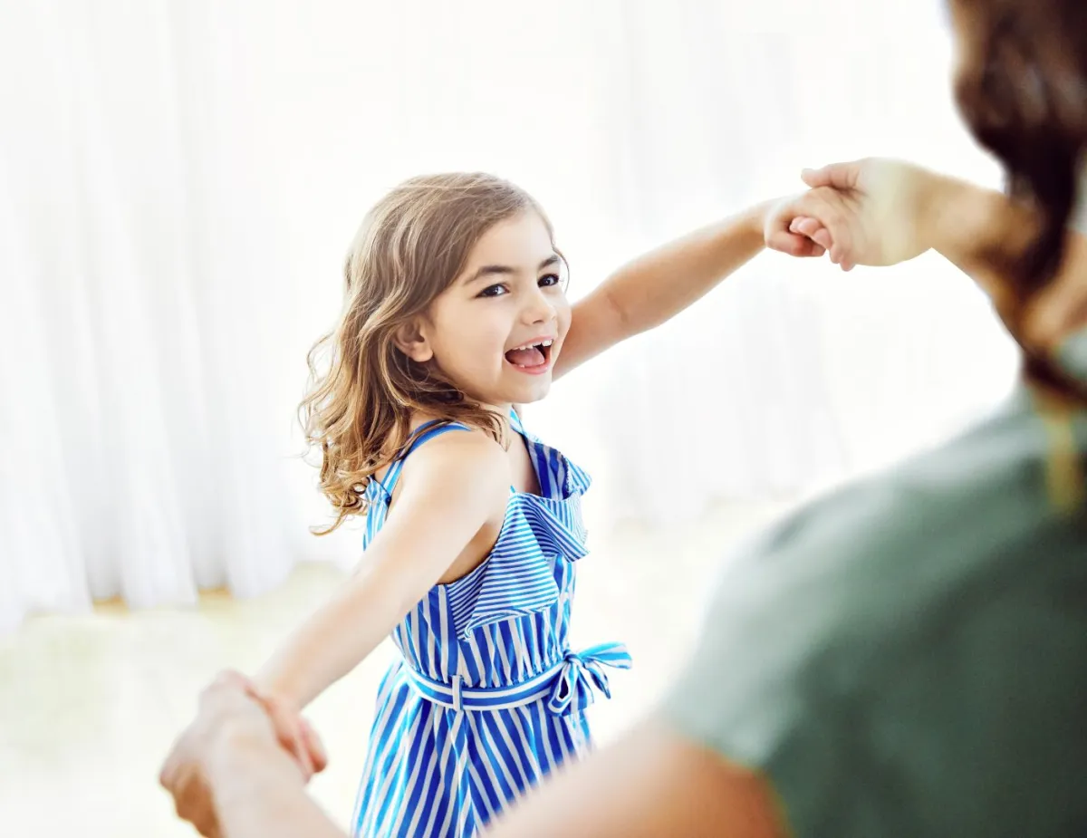 صورة طفلة تشعر بالسعادة