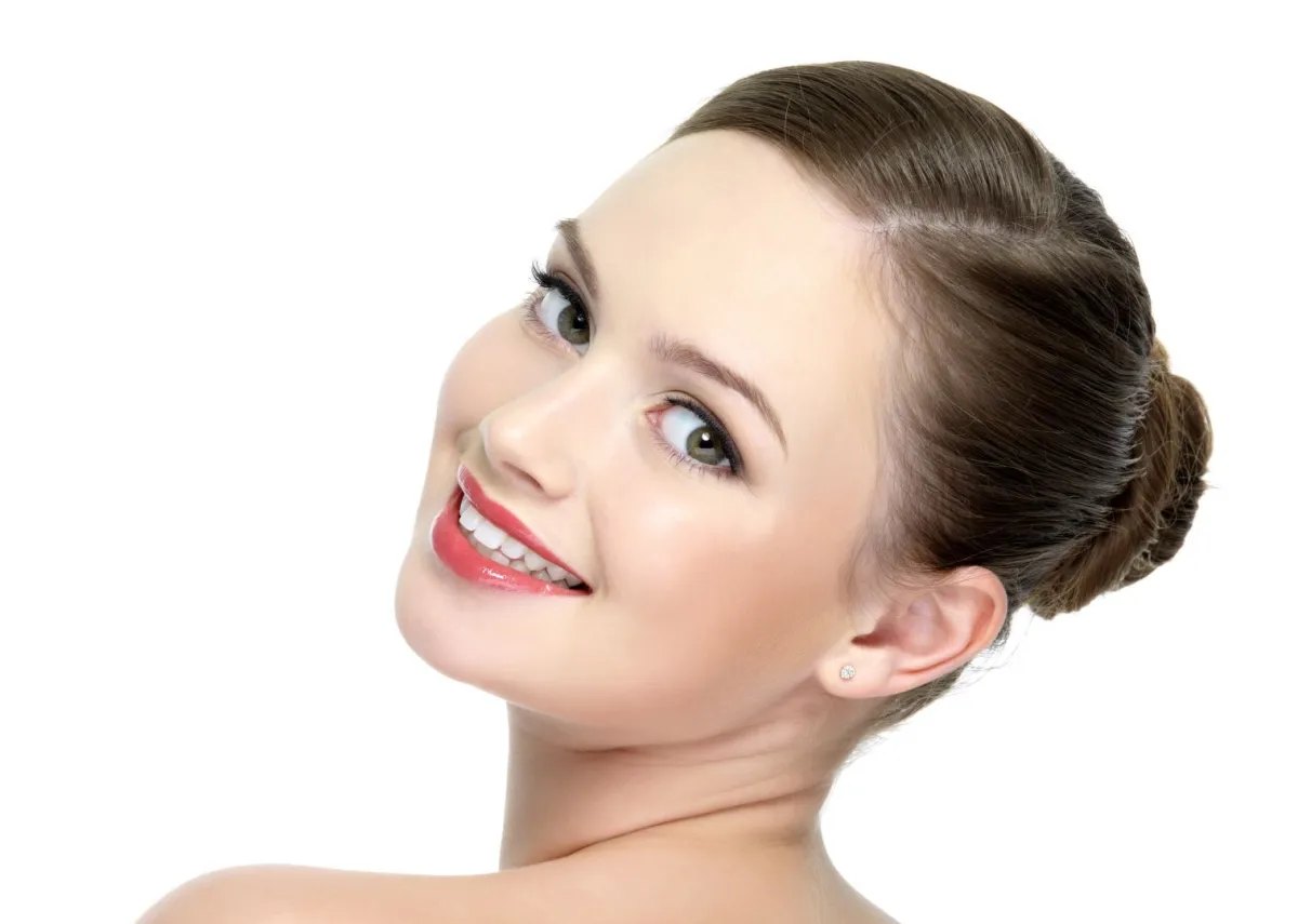 بشرة نقية وصافية وأكثر توهجاً بخلطات طبيعية فعالة