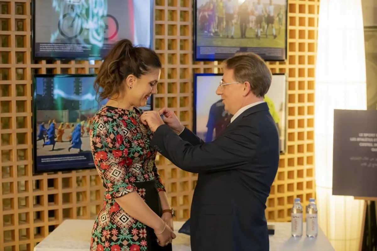 لحظات تتويج السعودية ميادة بدر بوسام الاستحقاق الوطني برتبة فارس من فرنسا - الصورة من حساب سفير فرنسا بالمملكة على إكس