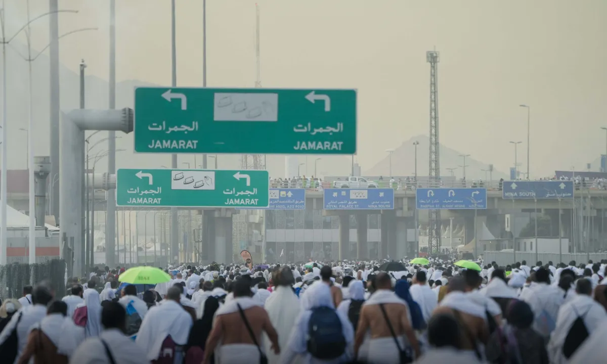 الحجاج يرمون جمرة العقبة في أول أيام عيد الأضحى - الصورة من حساب وزارة الحج والعمرة على إكس