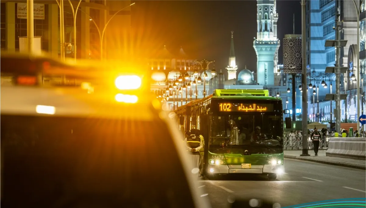 حافلات المدينة المنورة توفر خدمة نقل الأهالي إلى المسجد النبوي لأداء صلاة عيد الأضحى - الصورة من مشروع حافلات المدينة على منصة إكس