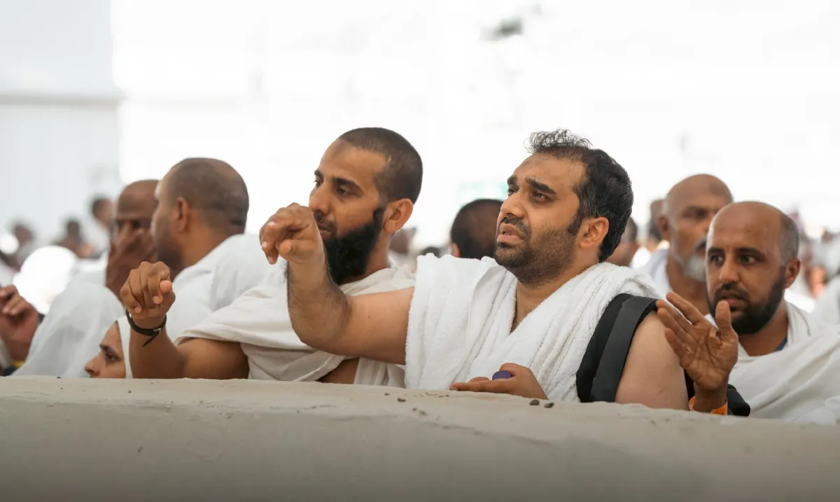 خشوع ضيوف الرحمن خلال تأدية أفضل الأعمال يوم النحر - الصورة من حساب وزارة الحج والعمرة على إكس