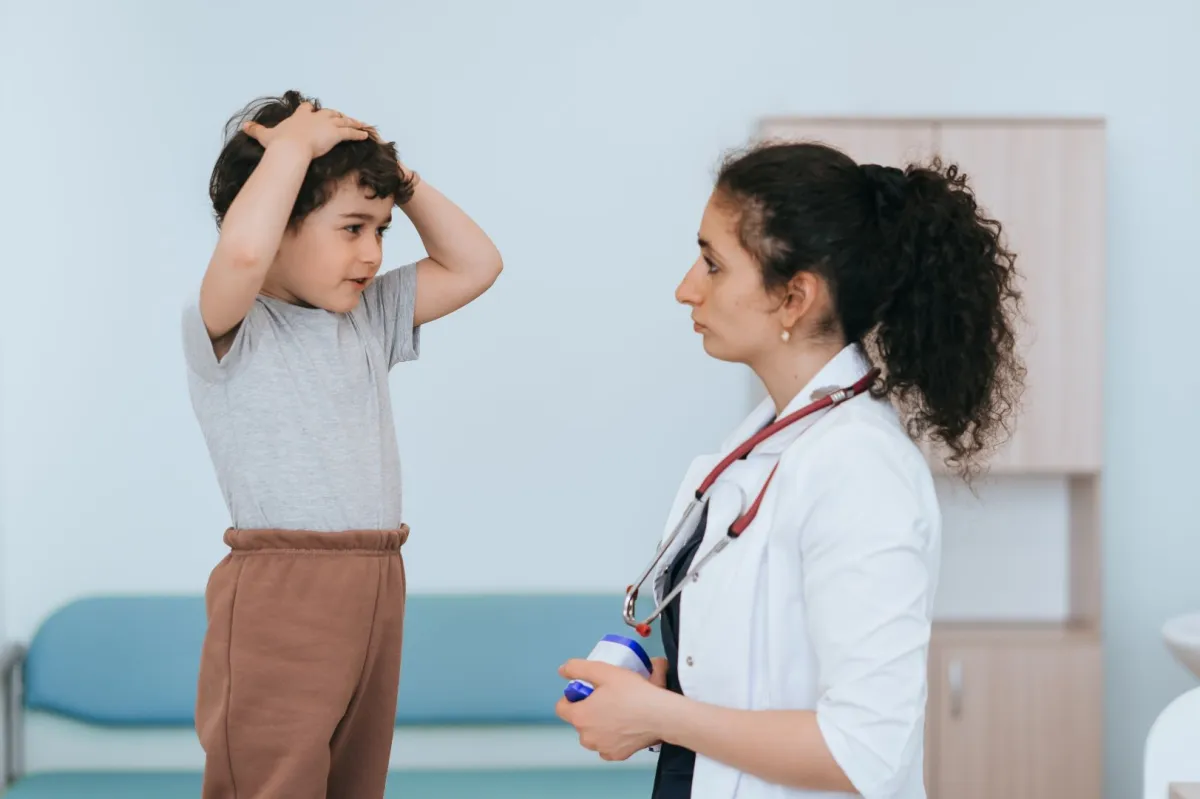 صورة طفل مع طبيبة