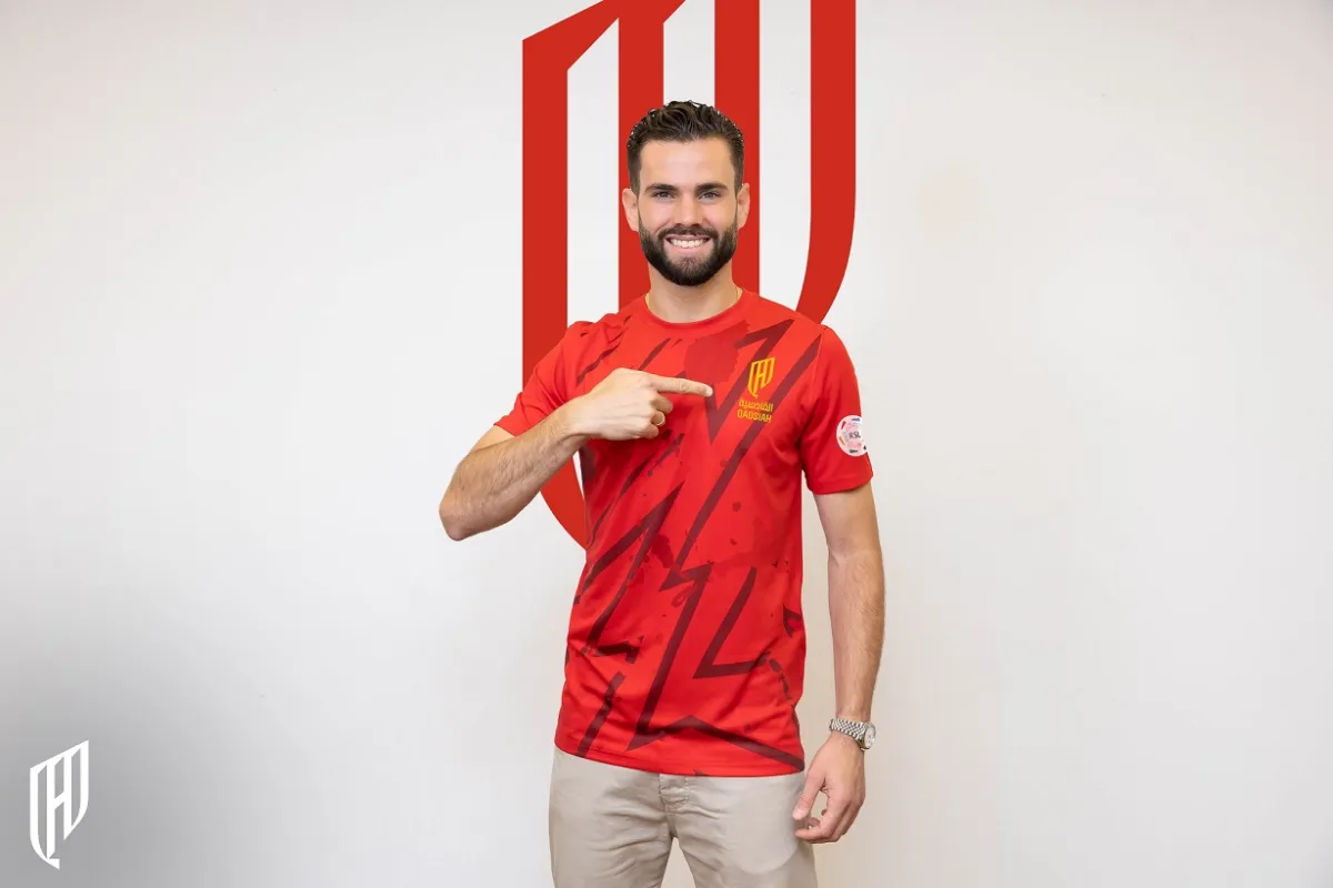 الإسباني ناتشو يوقع للقادسية لمدة عامين مرتديا القميص رقم 6 - الصورة من حساب نادي القادسية على إكس