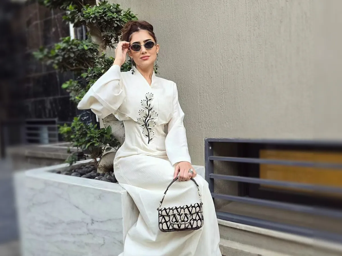 مي عمر بإطلالة بيضاء- الصورة من حسابها الرسمي على إنستغرام 