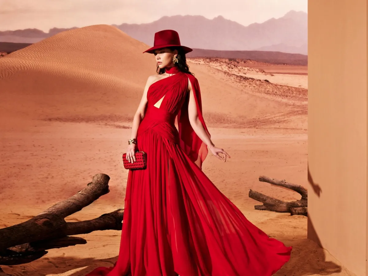 فستان أحمر من طوني ورد- الصورة من العلاقات العامة للدار