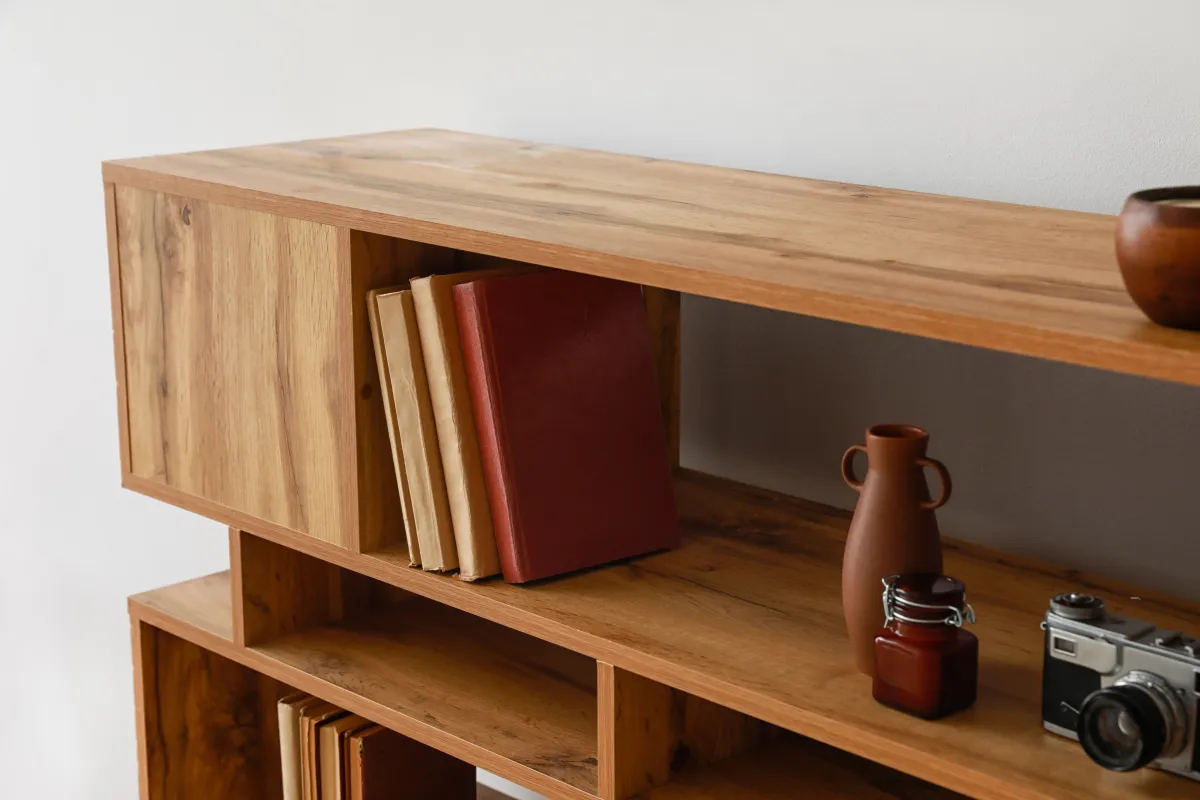 مكتبة خشبية