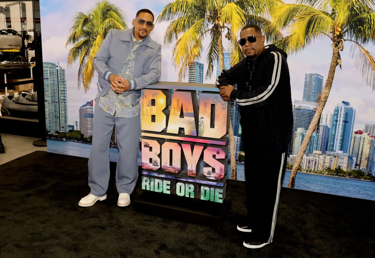 ويل سميث ومارتن لورانس في مركز تجربة بورشة في لوس أنجلوس كاليفورنيا (Will Smith and Martin Lawrence at Porsche Experience Center Los Angeles in Los Angeles, California). مصدر الصورة: Kevin Winter/Getty Images/AFP