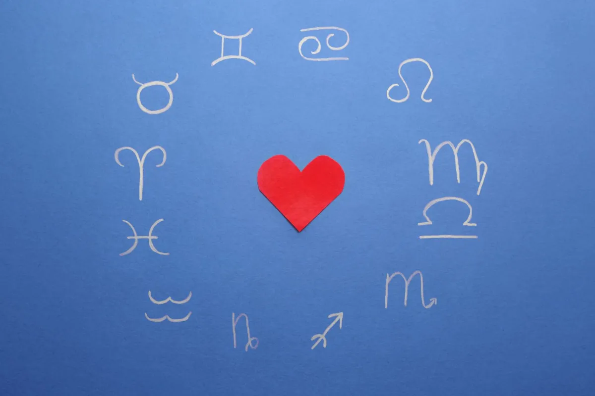 دائرة الأبراج وقلب أحمر في وسطها