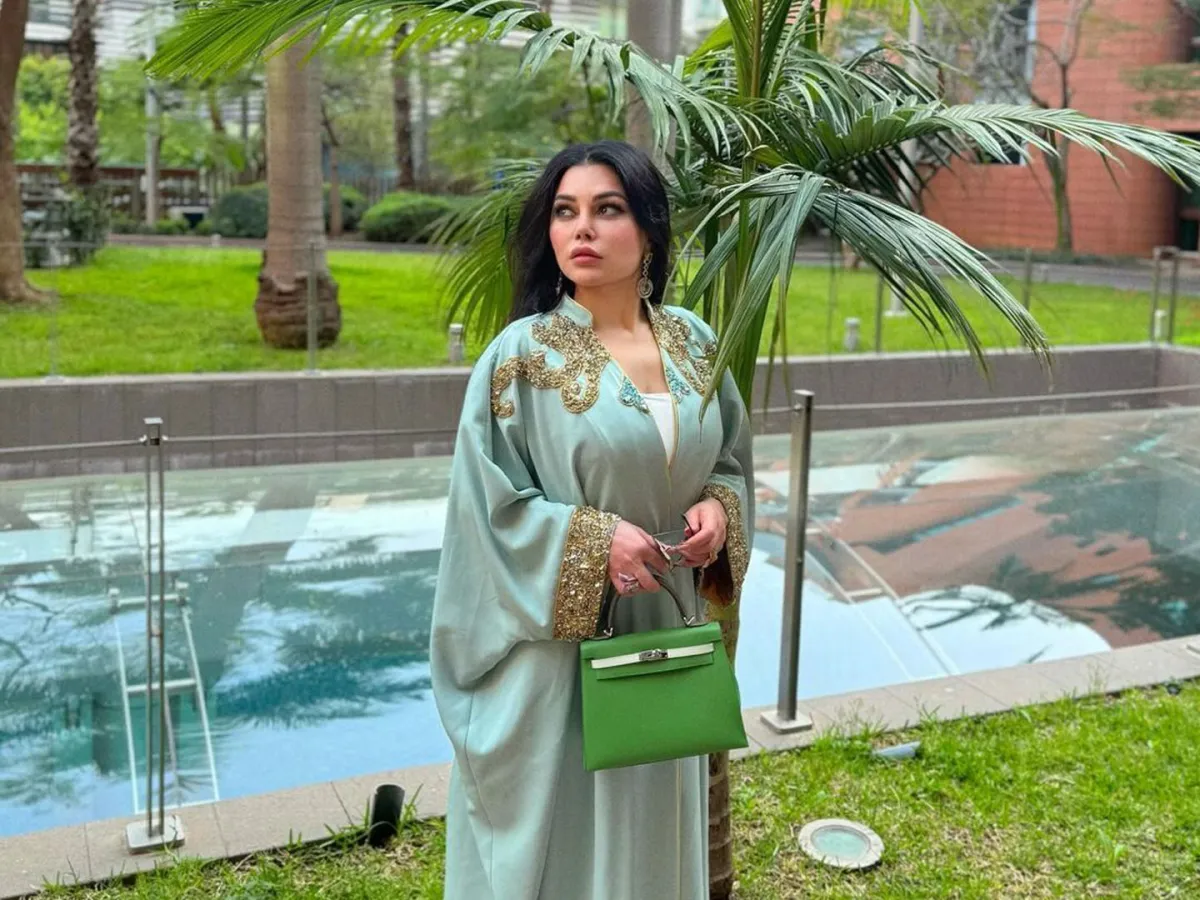 هيفاء وهبي بعباية باللون الأخضر الفاتح - الصورة من حسابها على إنستغرام