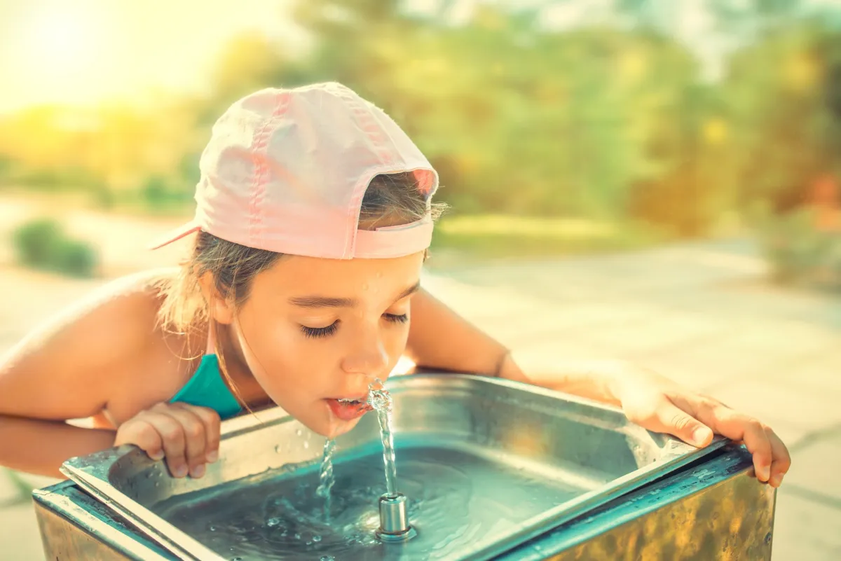 صورة لطفل يتناول الماء