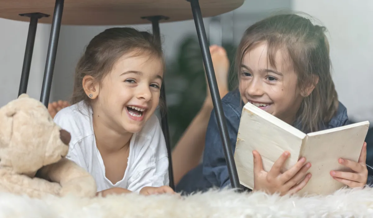 صورة طفلتين تضحكان