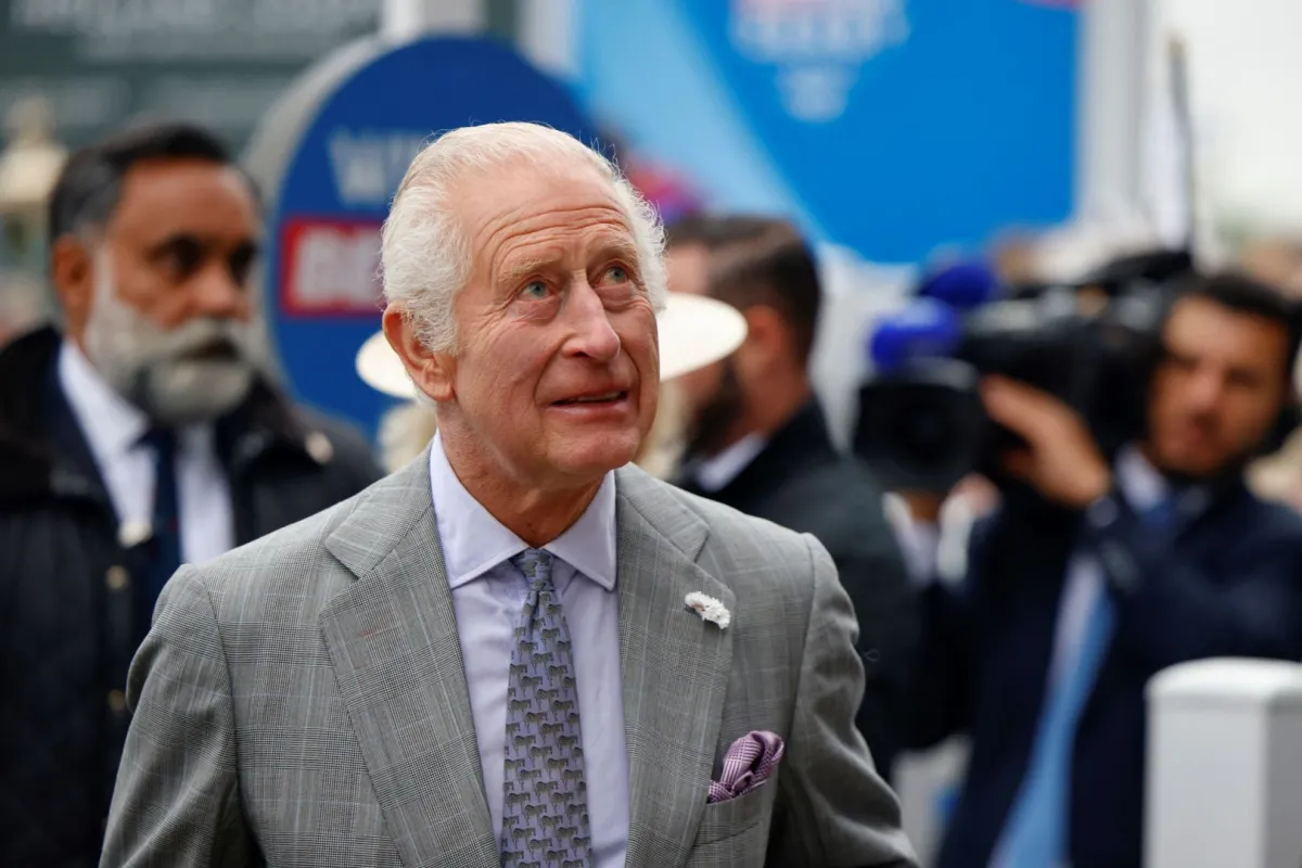 الملك تشارلز في ساري بجنوب إنجلترا (King Charles in Surrey, southern England). مصدر الصورة: BENJAMIN CREMEL / AFP