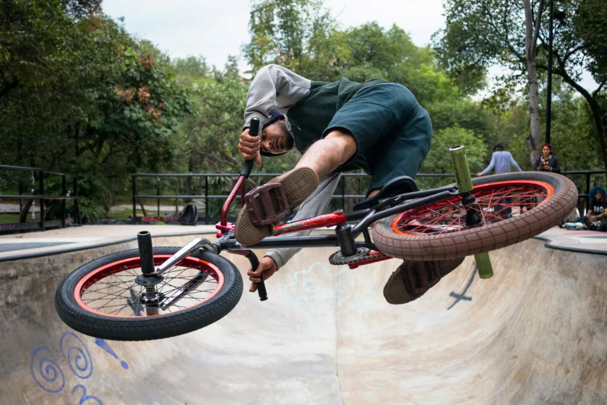 بطل سباق دراجات يستعرض مهاراته