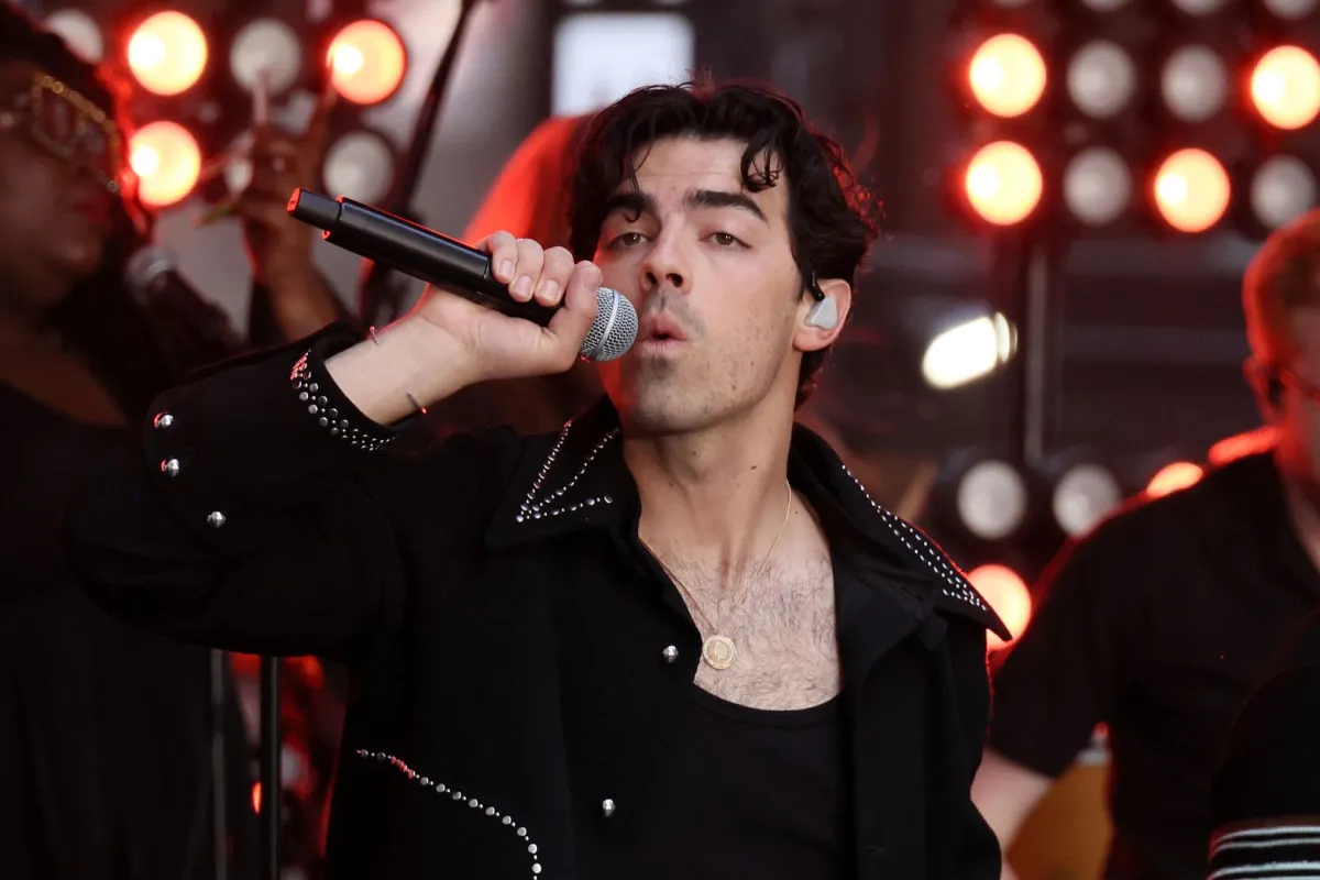 جو جوناس في روكفلر بلازا في مدينة نيويورك (Joe Jonas at Rockefeller Plaza in New York City). مصدر الصورة: Dia Dipasupil/Getty Images/AFP