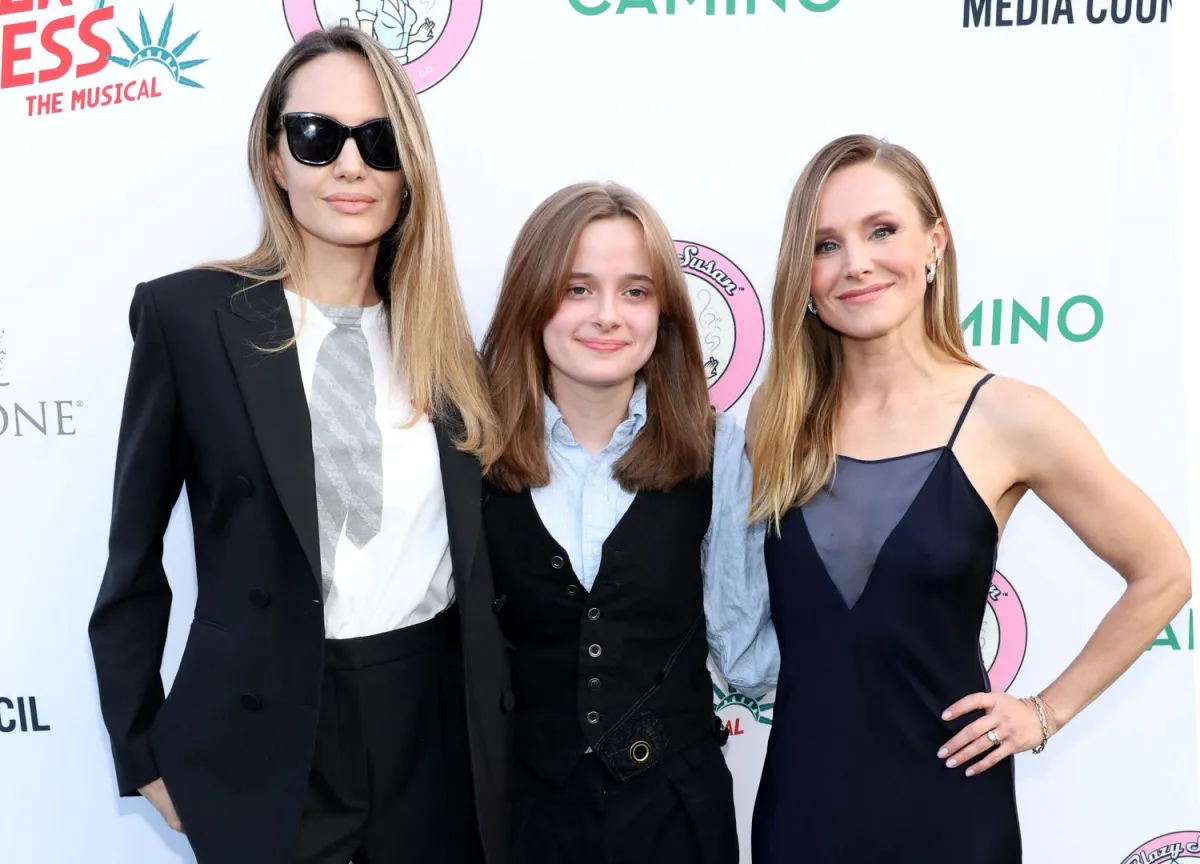 أنجلينا جولي وفيفيان جولي بيت وكريستين بيل في The Whitley في لوس أنجلوس، كاليفورنيا (Angelina Jolie, Vivienne Jolie-Pitt and Kristen Bell at The Whitley in Los Angeles, California). مصدر الصورة: Monica Schipper/Getty Images/AFP
