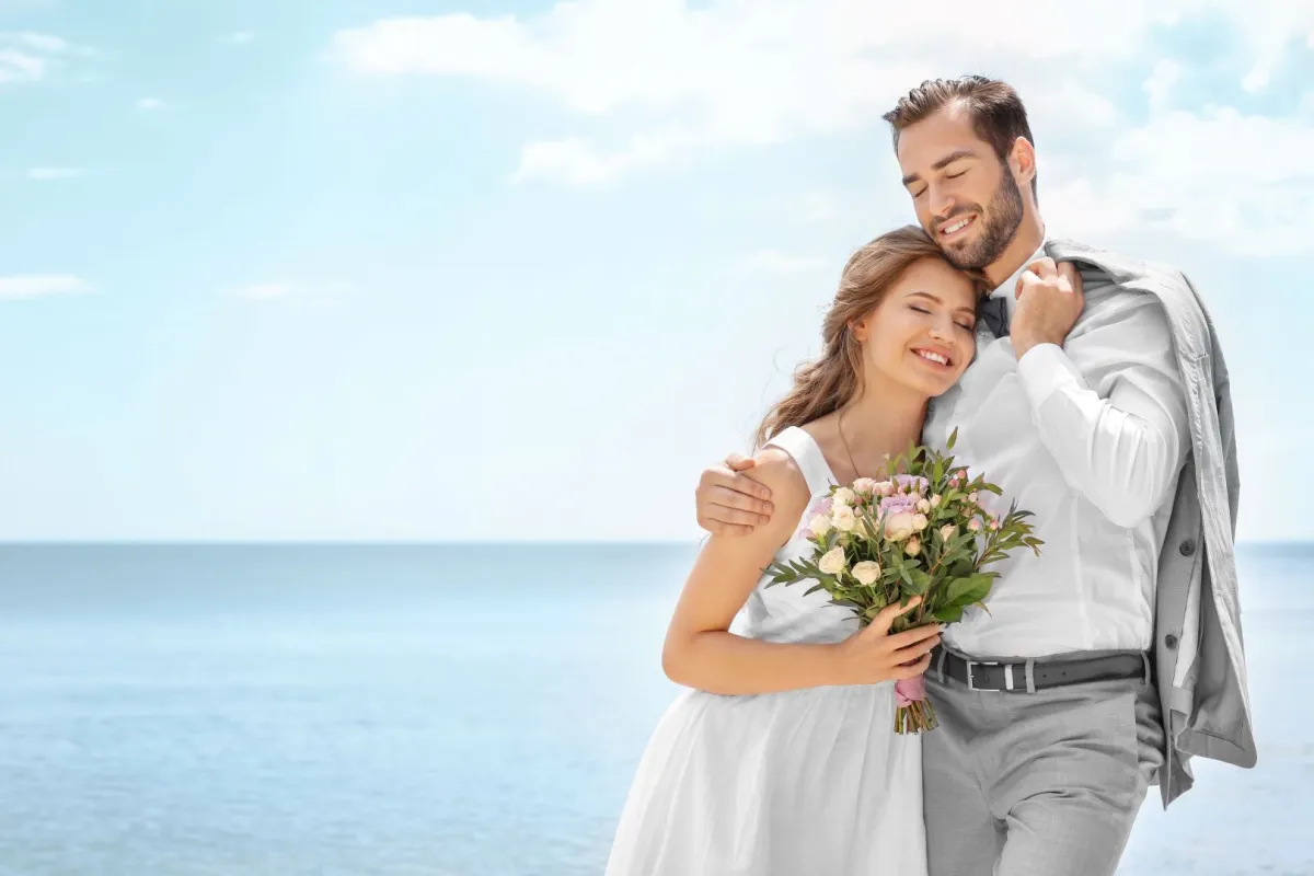 زوجان سعيدان على شاطئ البحر