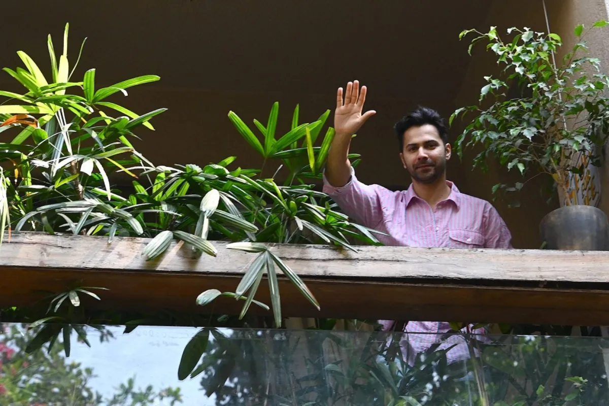 فارون دهاوان في مقر إقامته في مومباي (Varun Dhawan at his residence in Mumbai). مصدر الصورة: SUJIT JAISWAL / AFP