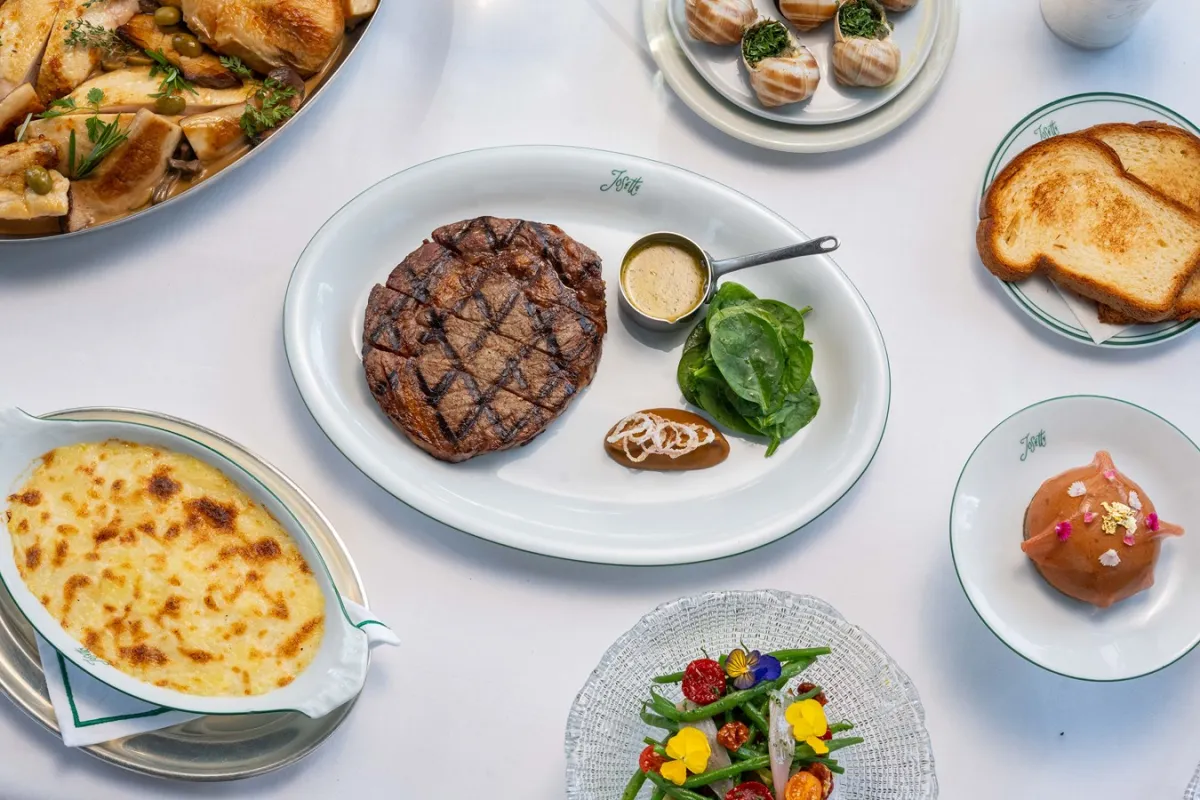 طبق ستيك أنتروكوت يتوسط المائدة 