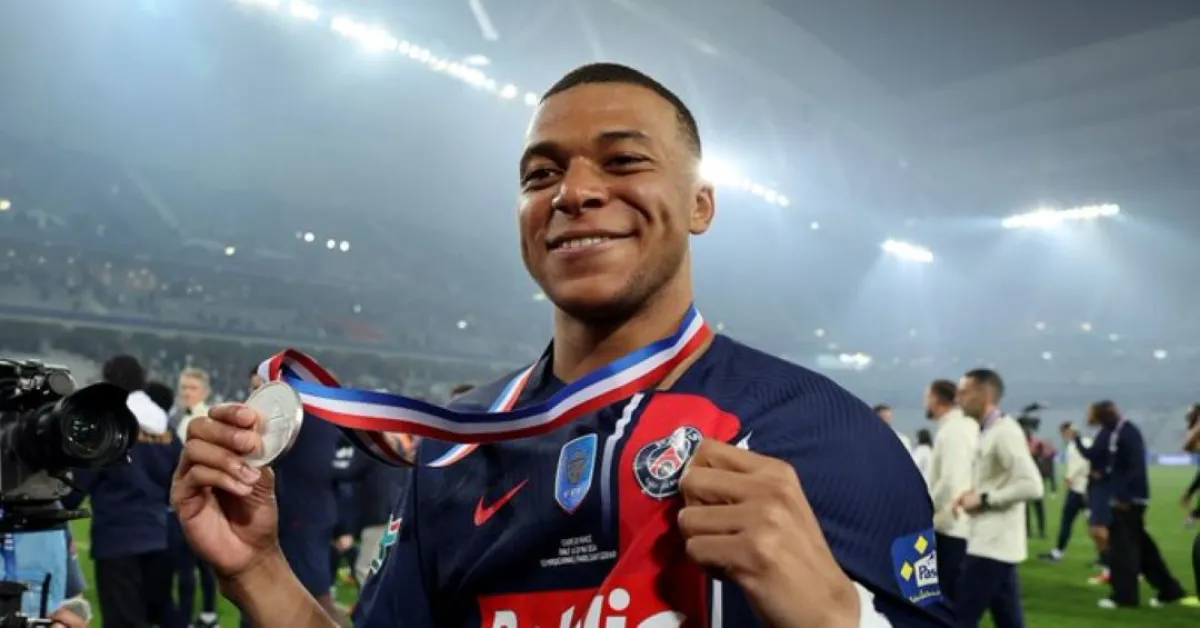 كيليان مبابي يحتفل بعد فوزه بكأس فرنسا