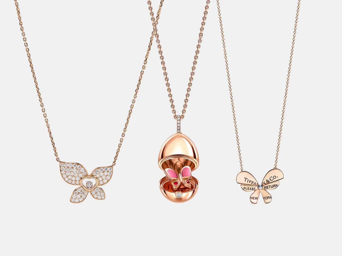 قلادات ذهب بتصميم الفراشات لإطلالات عيد الأضحى