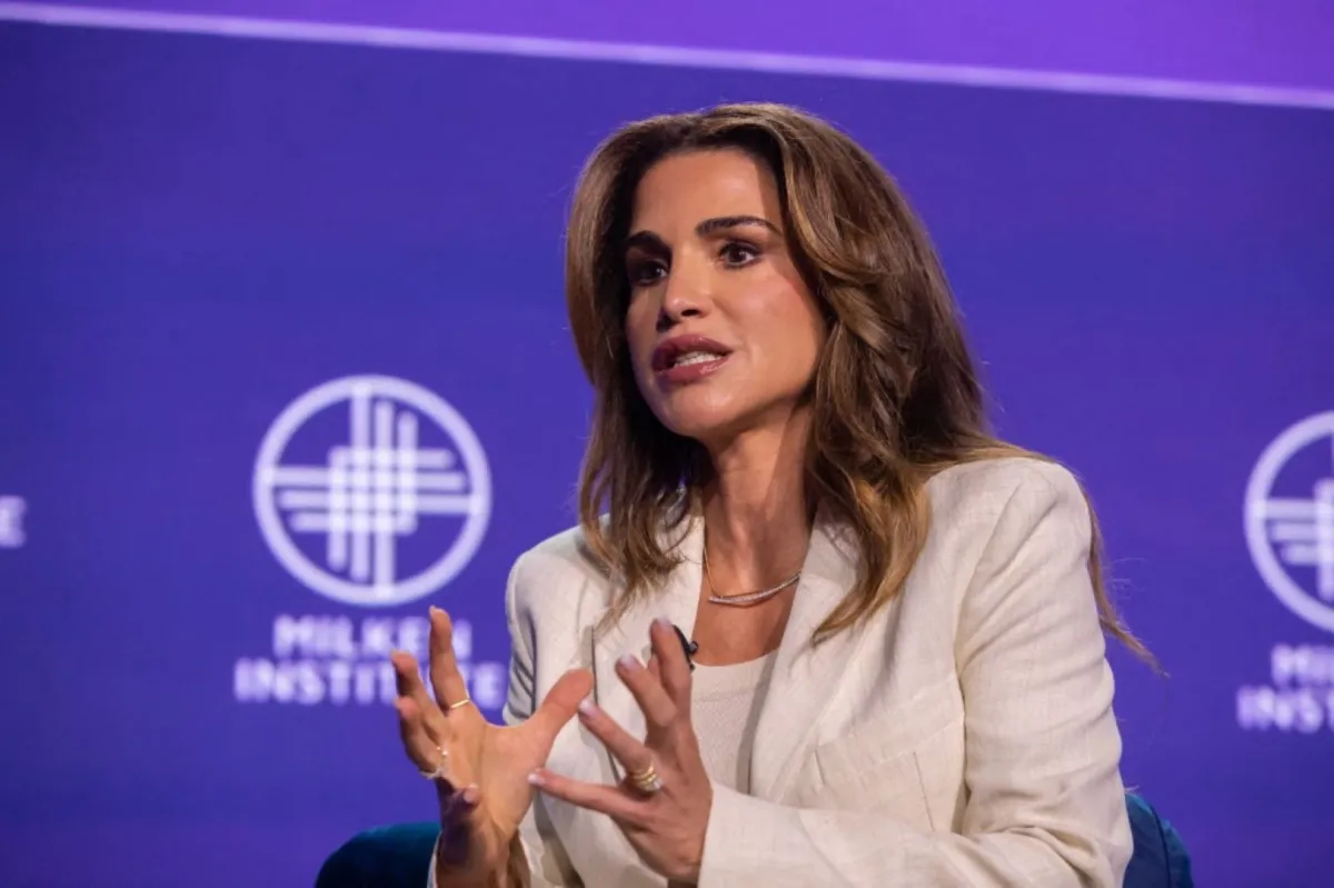 الملكة رانيا العبدالله في المؤتمر العالمي لمعهد ميلكن في بيفرلي هيلز، كاليفورنيا (Queen Rania al Abdullah at the Milken Institute's Global Conference in Beverly Hills, California). مصدر الصورة: Apu Gomes/Getty Images/AFP