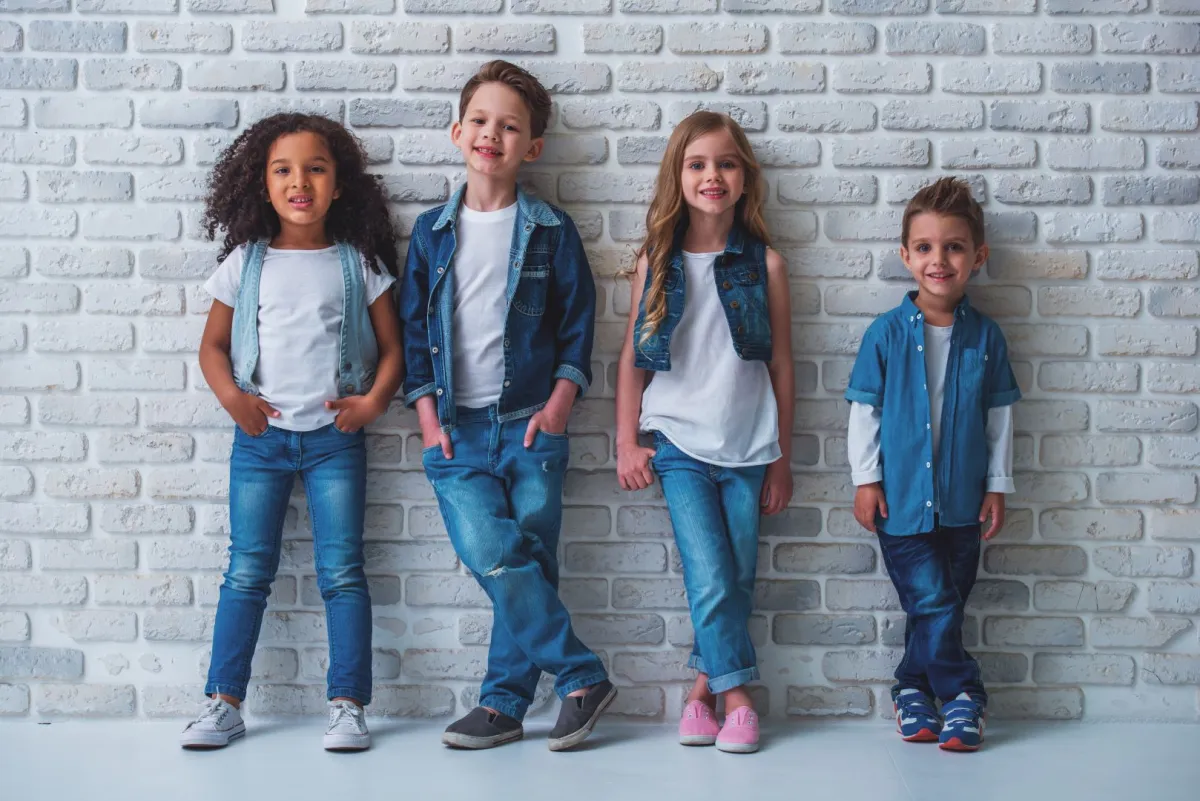 صور أطفال بملابس جينز
