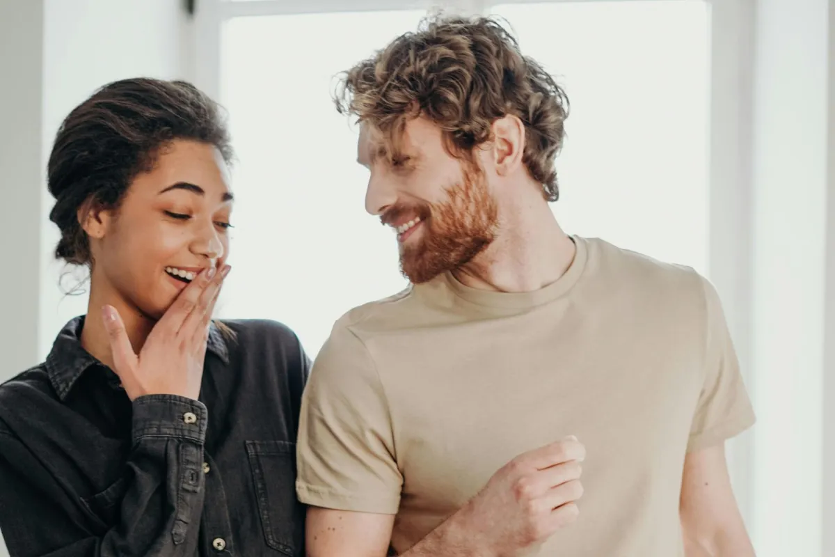 شابة وزوجها يبدو أنهما سعداء الزوج فهما يبتسمان بمرح