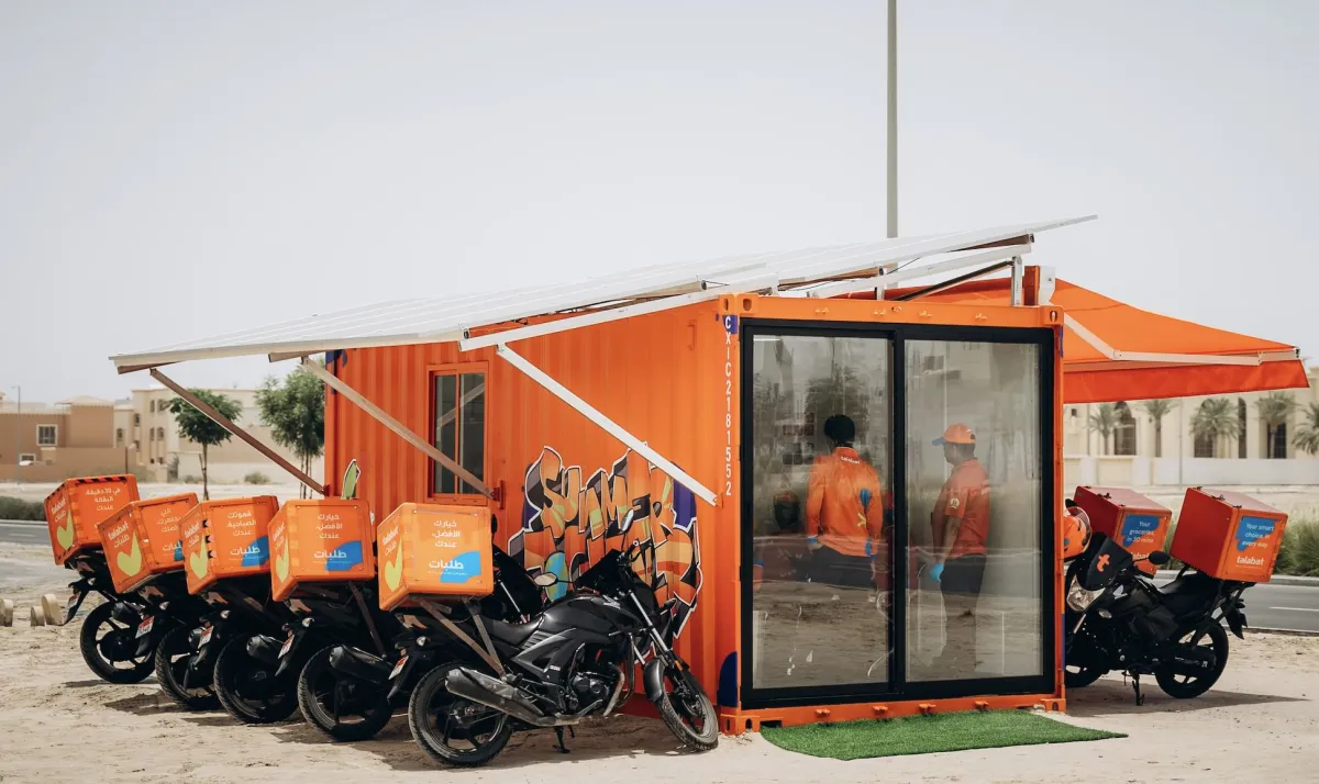 استراحة عمال خدمات توصيل الطلبات في الإمارات. الصورة من wam