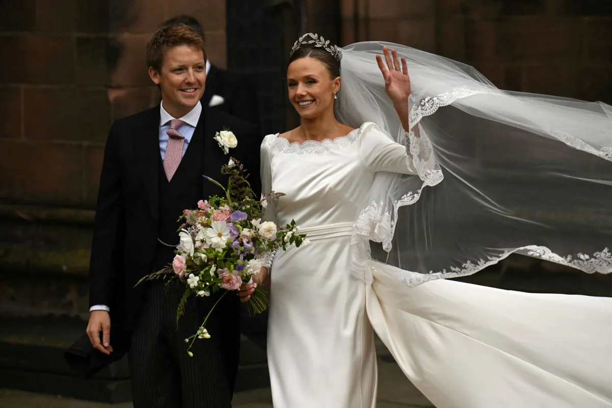 هيو جروسفينور وأوليفيا هينسون في كاتدرائية تشيستر في تشيستر، شمال إنجلترا (Hugh Grosvenor and Olivia Henson at Chester Cathedral in Chester, northern England). مصدر الصورة: Oli SCARFF / AFP