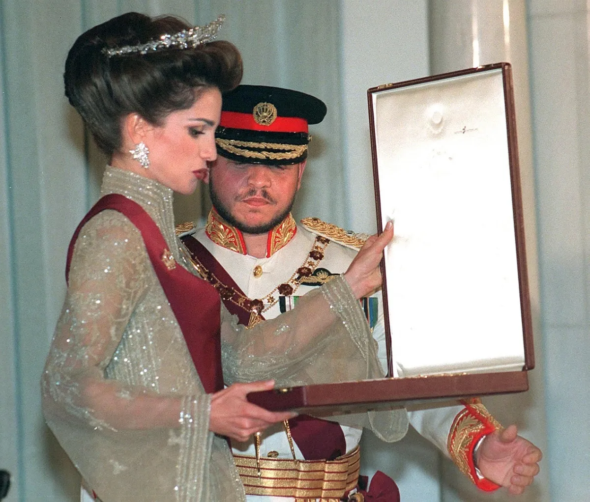 الملكة رانيا مع زوجها الملك عبد الله الثاني خلال الاحتفالات بمناسبة صعود الملك على العرش عام 1999 ( مصدر الصورة:  AP POOL/ AFP)