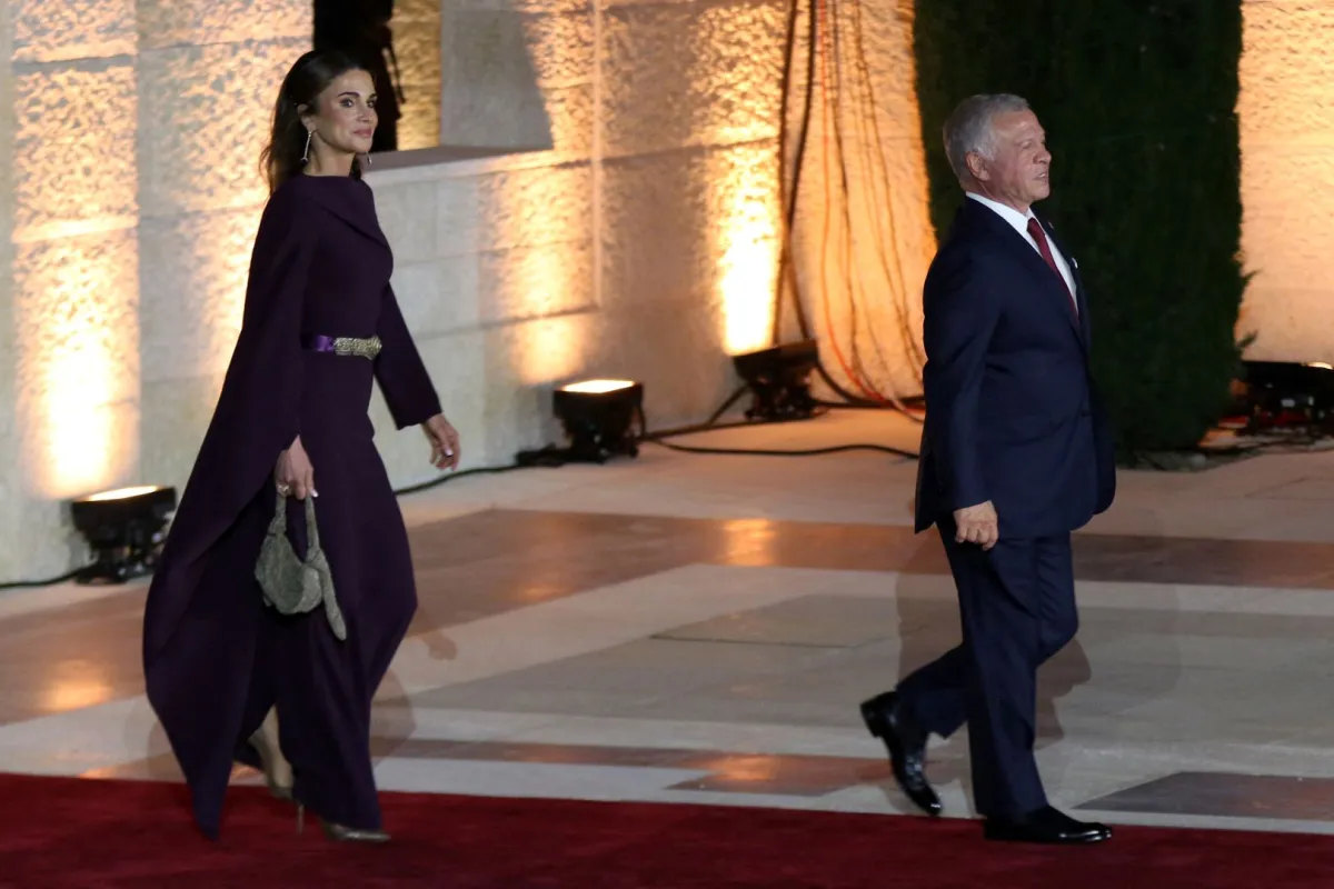 الملك عبد الله الثاني والملكة رانيا يصلان لحضور احتفال بمناسبة عيد الاستقلال الـ78 للبلاد في عمان (King Abdullah II and Queen Rania arrive to attend a celebration marking the country's 78th Independence Day in Amman). مصدر الصورة: Khalil MAZRAAWI / AFP