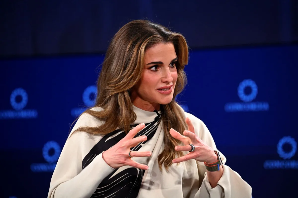 الملكة رانيا العبدالله في قمة كونكورديا السنوية 2022 - اليوم الثاني في فندق شيراتون نيويورك في مدينة نيويورك (Queen Rania Al Abdullah at The 2022 Concordia Annual Summit - Day 2 at Sheraton New York in New York City). مصدر الصورة: Riccardo Savi/Getty Images for Concordia Summit/AFP