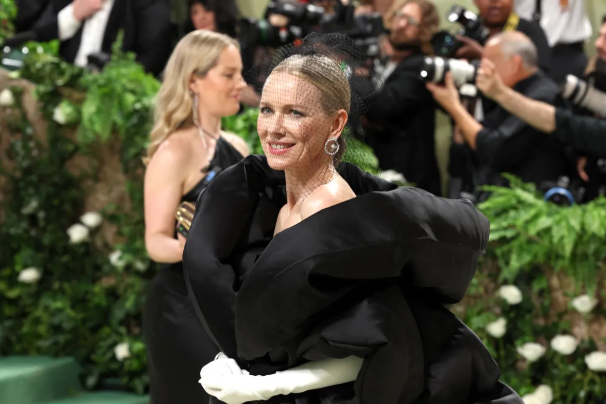 نعومي واتس تحضر حفل Met Gala لعام 2024 في متحف متروبوليتان للفنون في مدينة نيويورك (Naomi Watts attends The 2024 Met Gala at The Metropolitan Museum of Art in New York City). مصدر الصورة: Marleen Moise/Getty Images/AFP