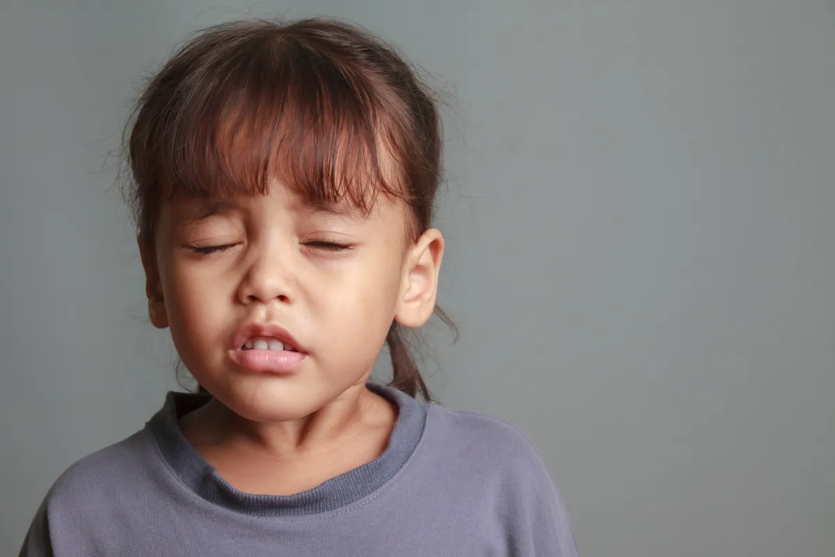 صورة لطفلة تشعر بالمرض