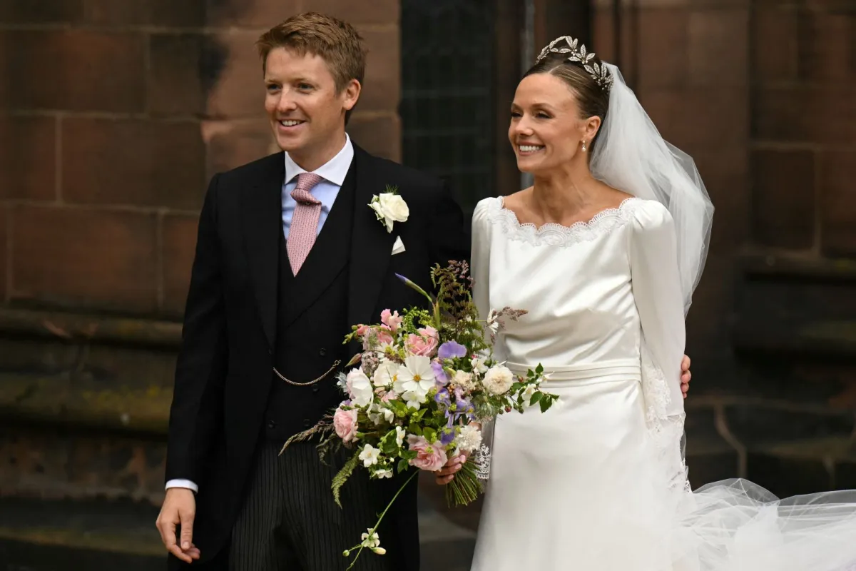 هيو غروسفينور وأوليفيا هينسون في كاتدرائية تشيستر في تشيستر، شمال إنجلترا (Hugh Grosvenor and bride Olivia Henson at Chester Cathedral in Chester, northern England). مصدر الصورة: Oli SCARFF / AFP