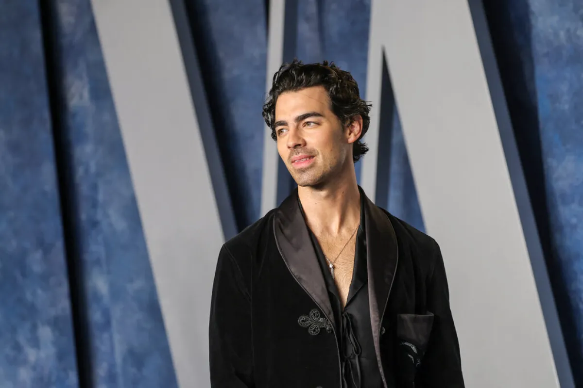 جو جوناس Joe Jonas حفل Vanity Fair Oscar عام 2013 (مصدر الصورة: Amy Sussman / GETTY IMAGES NORTH AMERICA / Getty Images via AFP)