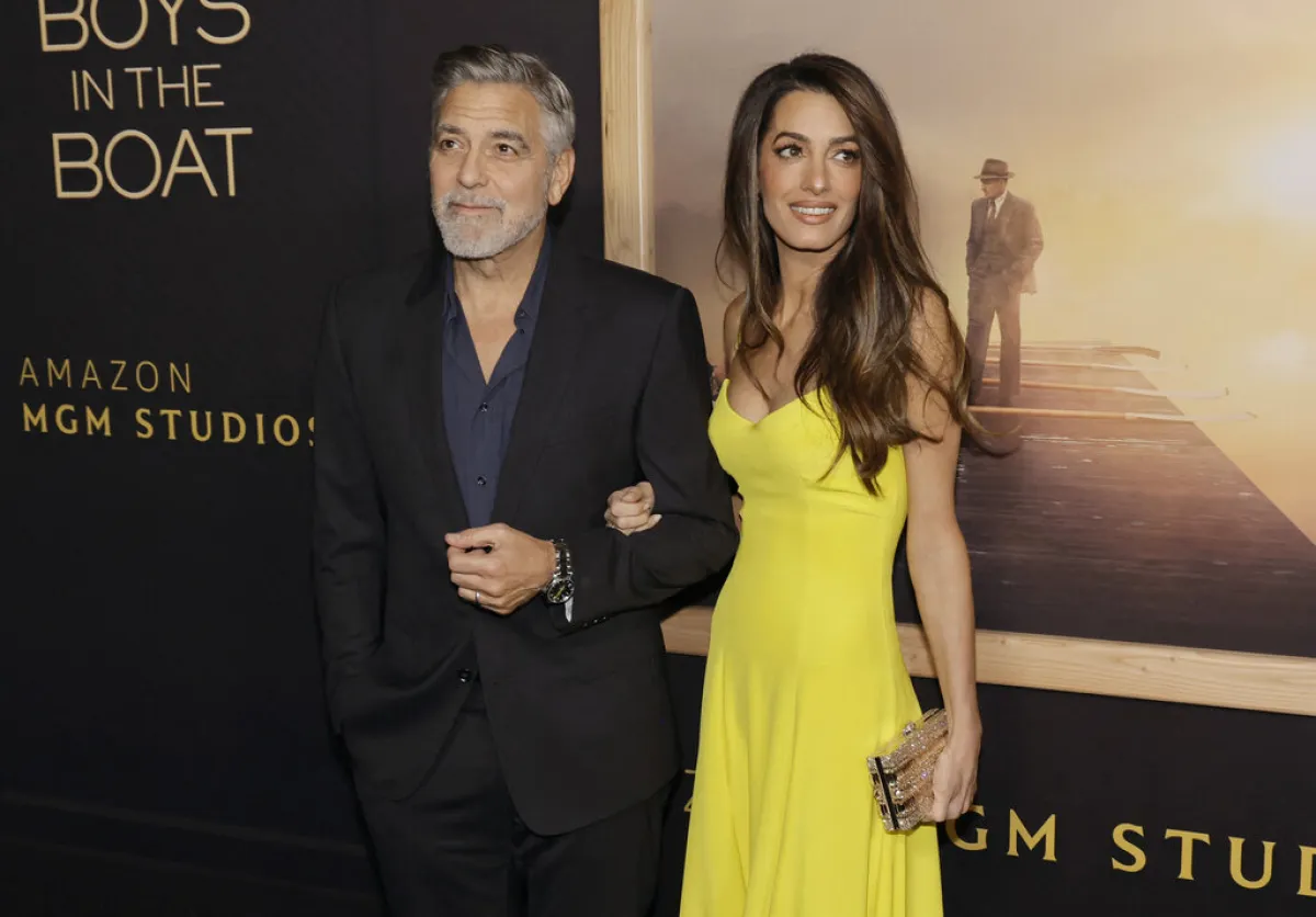 أمل وجورج كلوني George and Amal Clooney في عرض فيلم "The Boys in the Boat" (مصدر الصورة:  KEVIN WINTER / GETTY IMAGES NORTH AMERICA / Getty Images via AFP)