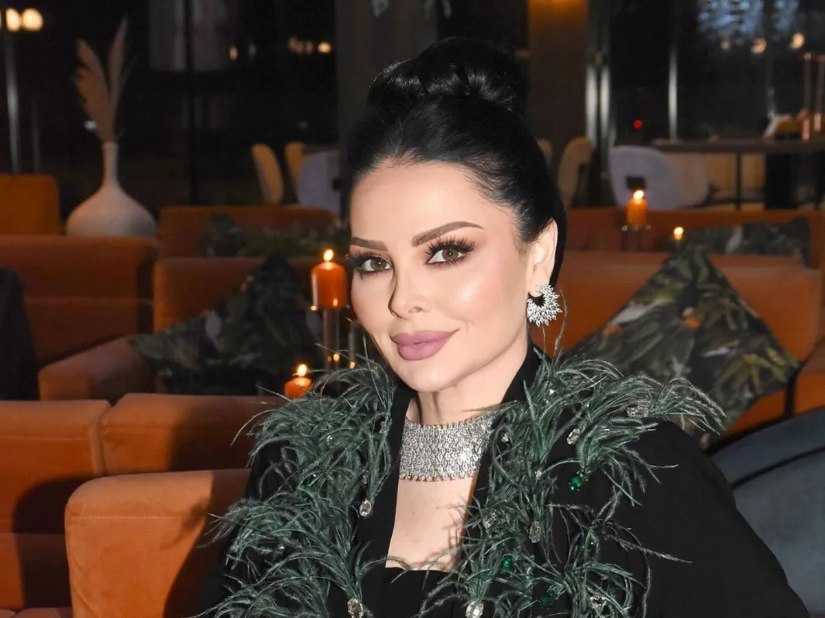 ديانا كرزون بقلادة عريضة - الصورة من انستجرام ديانا كرزون